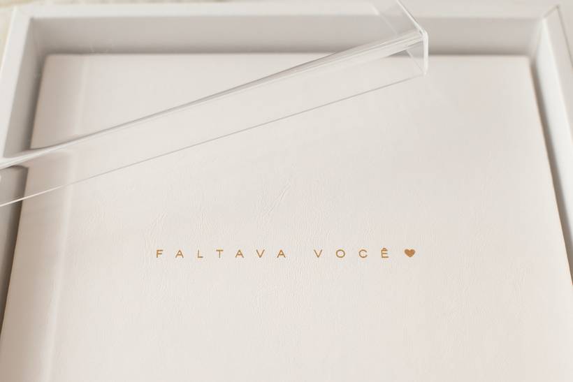 Álbum 25x25 em Courvin Branco com gravação à laser.
