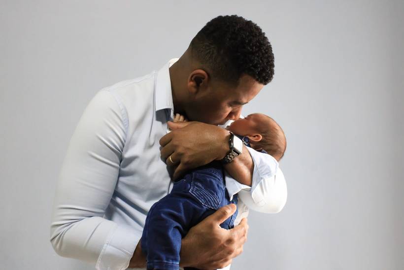 É sobre ser braço que acolhe e olhar que protege