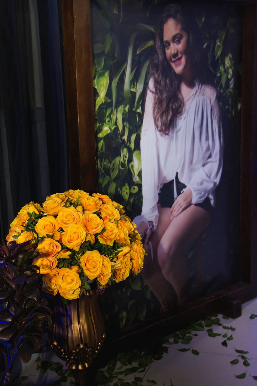 Banner em lona com moldura de madeira