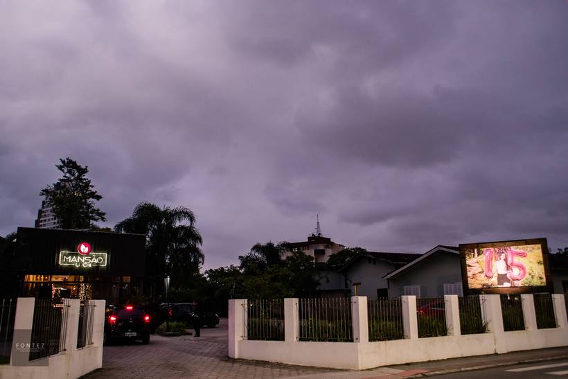 Banner em lona com ilhóis para áreas externas