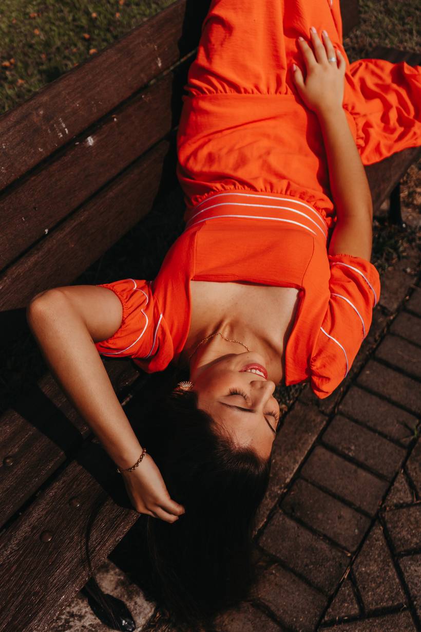 Foto feminina delicada na natureza