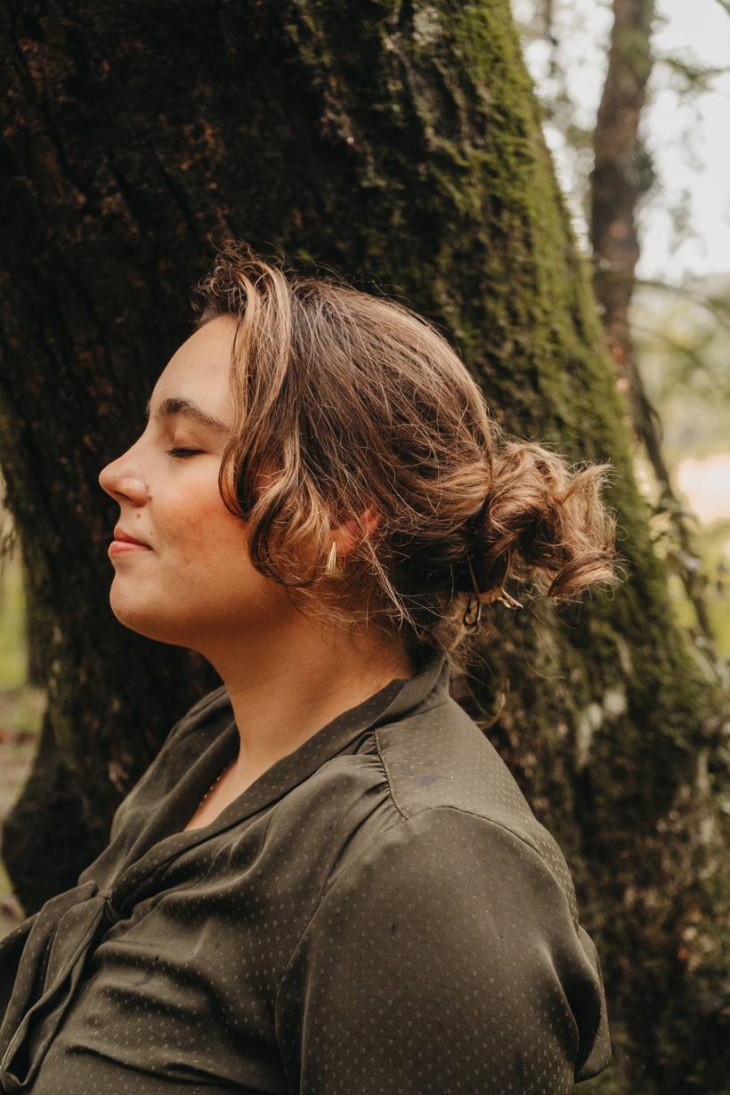 Ensaio natureza feminino em dia de chuva Debora