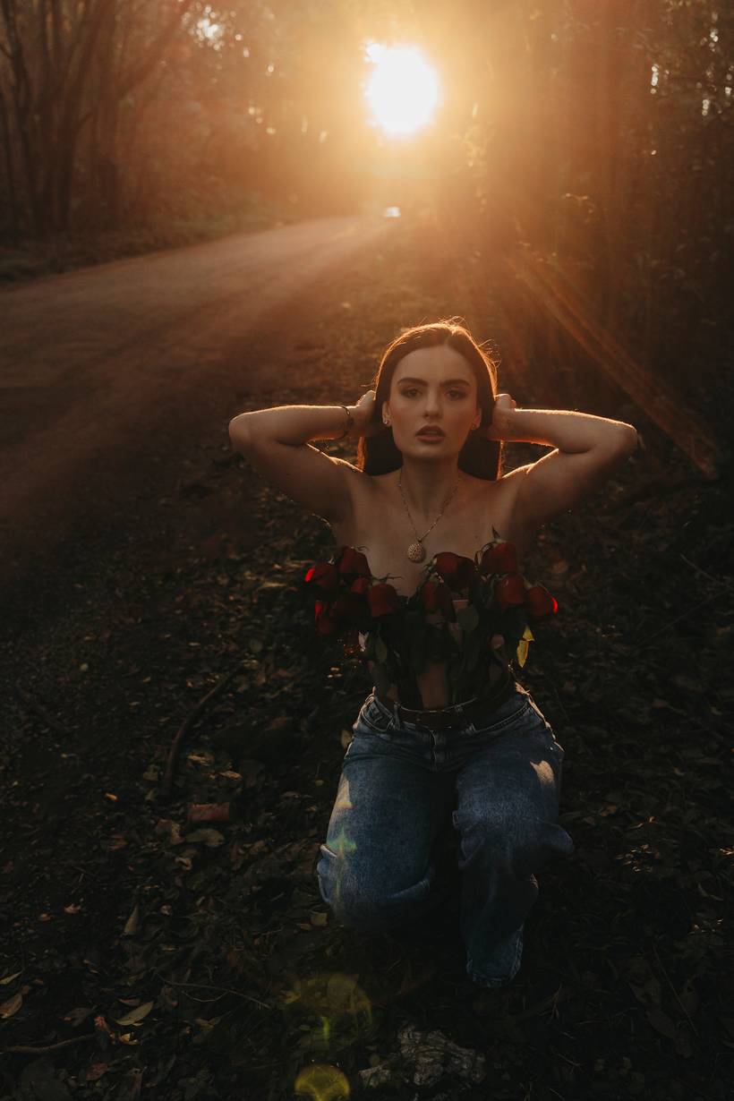 Foto feminina natureza com flores Isa