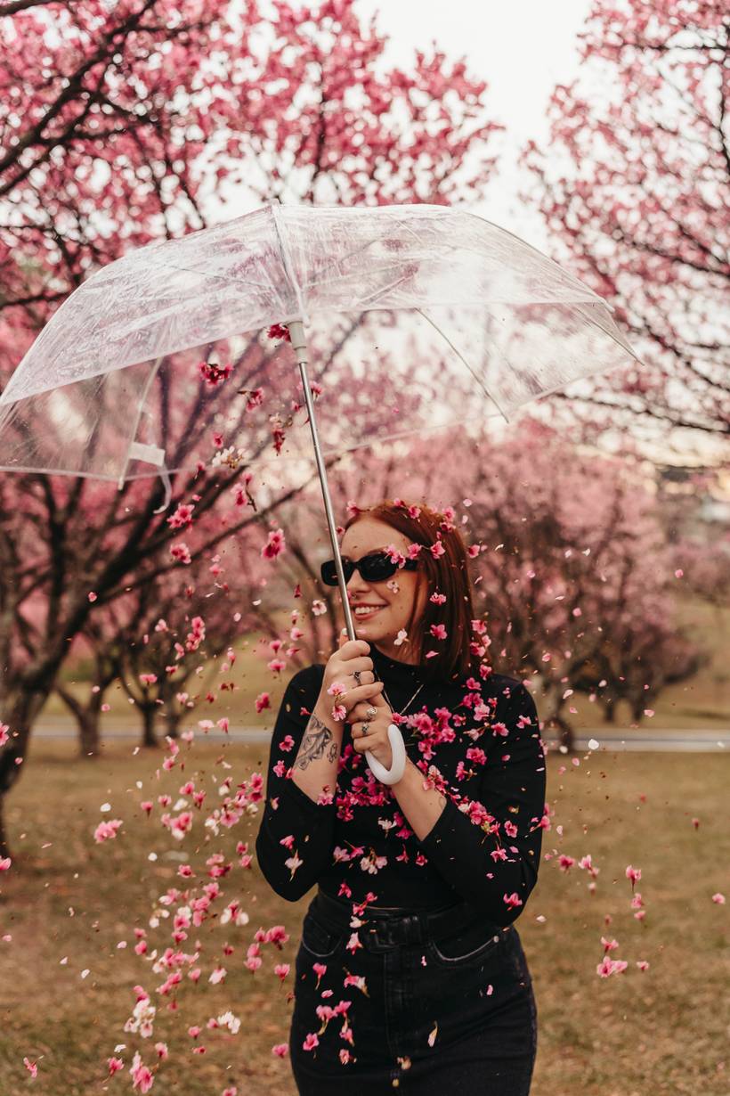 foto urbana feminina nas cerejeiras