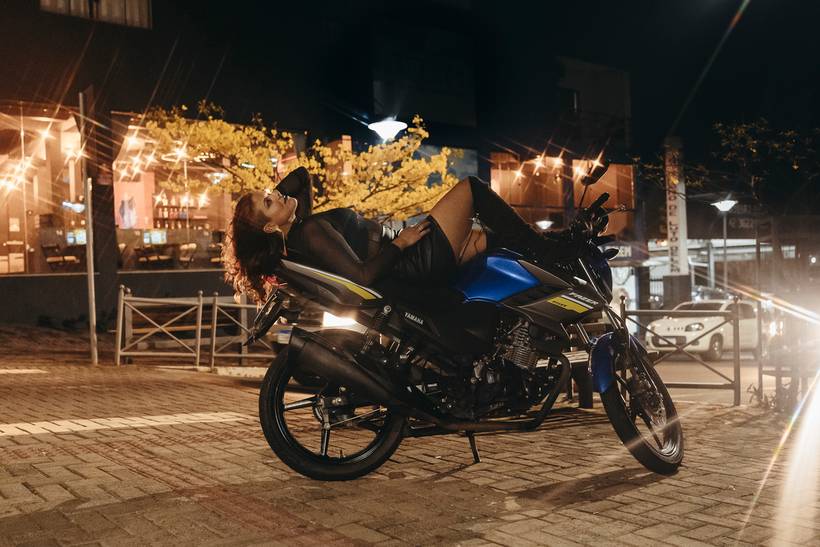 Ensaio intimista urbano com moto Vanessa