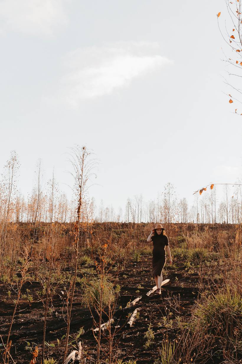 Ensaio gestante no meio da queimada Roberta