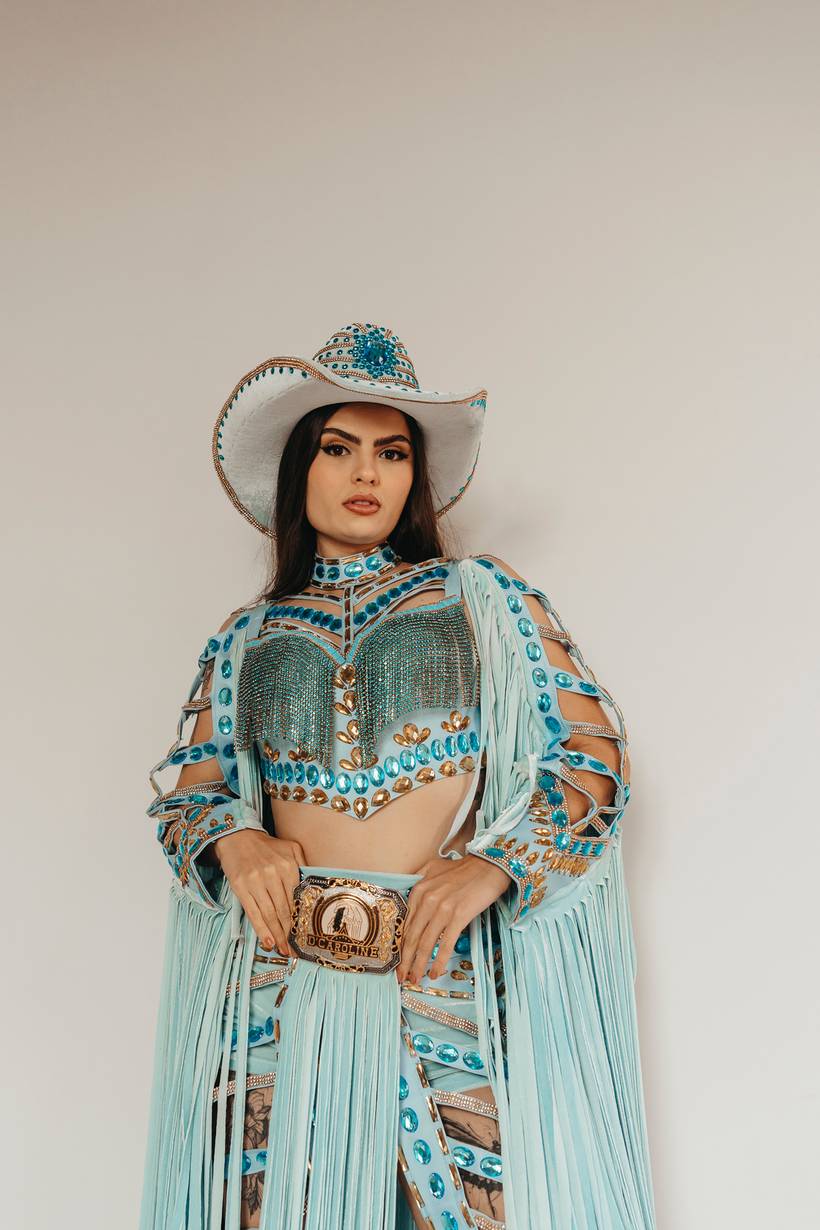 Ensaio feminino western country no estúdio